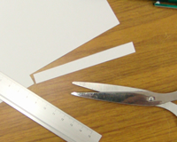 紙を測りたい指輪の幅に切り、帯を作ります